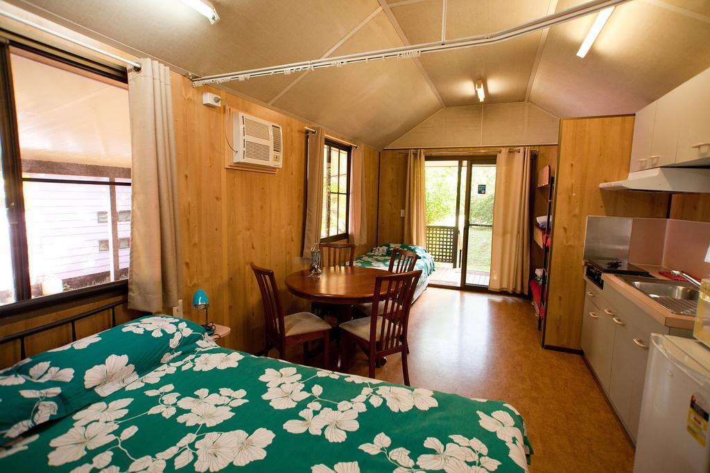 Lake Eacham Tourist Park & Cabins Номер фото