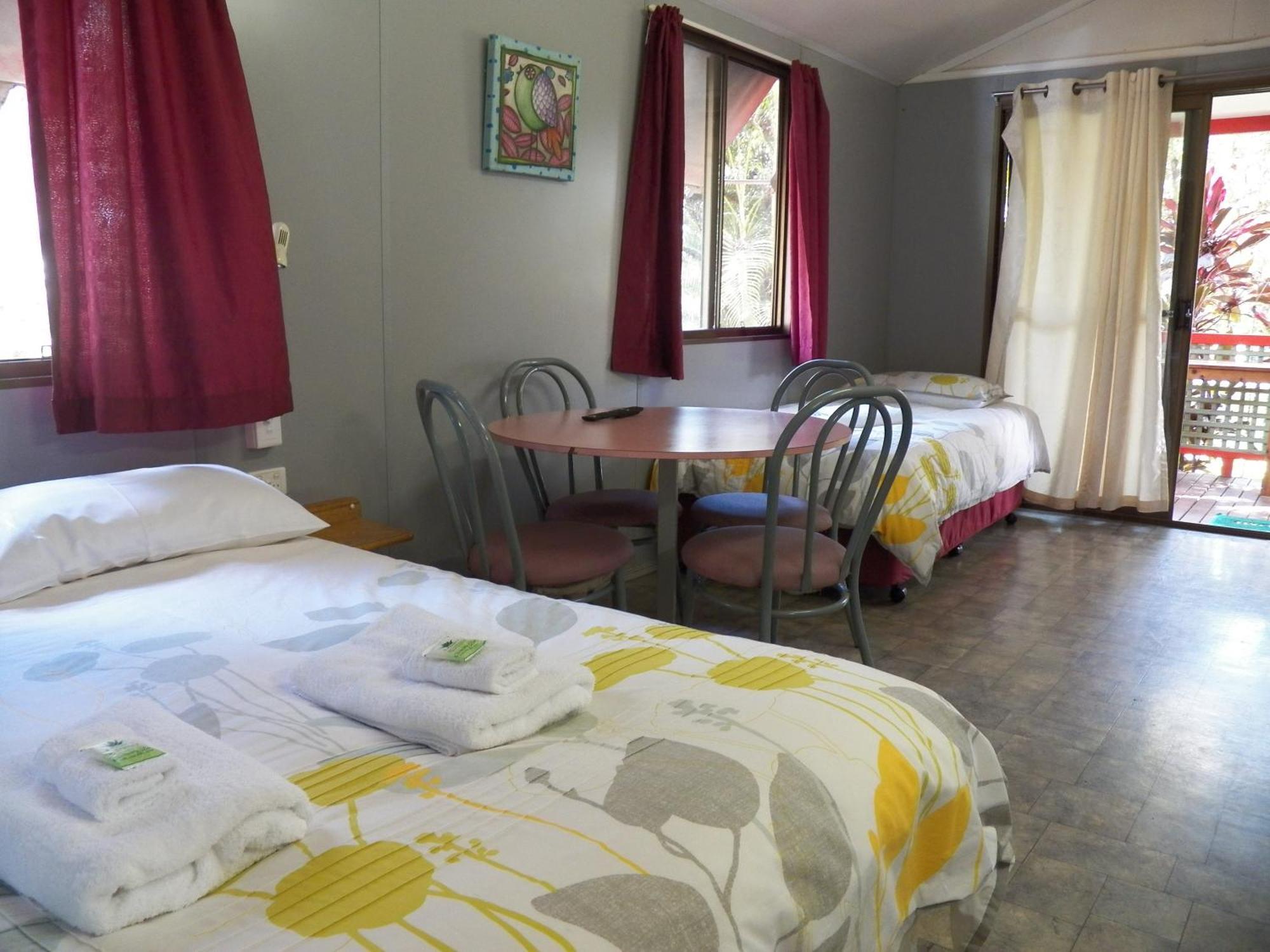 Lake Eacham Tourist Park & Cabins Номер фото