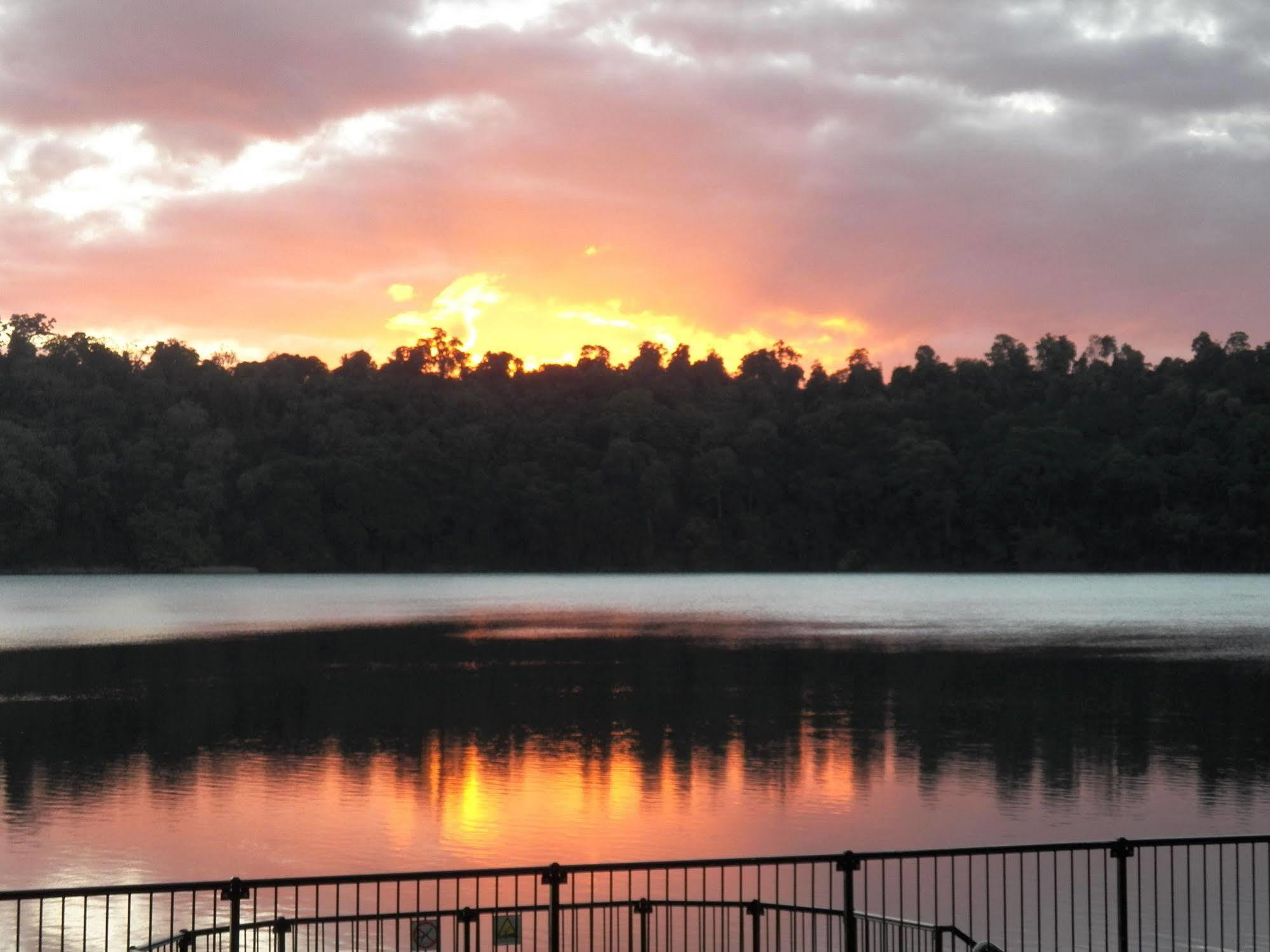 Lake Eacham Tourist Park & Cabins Екстер'єр фото